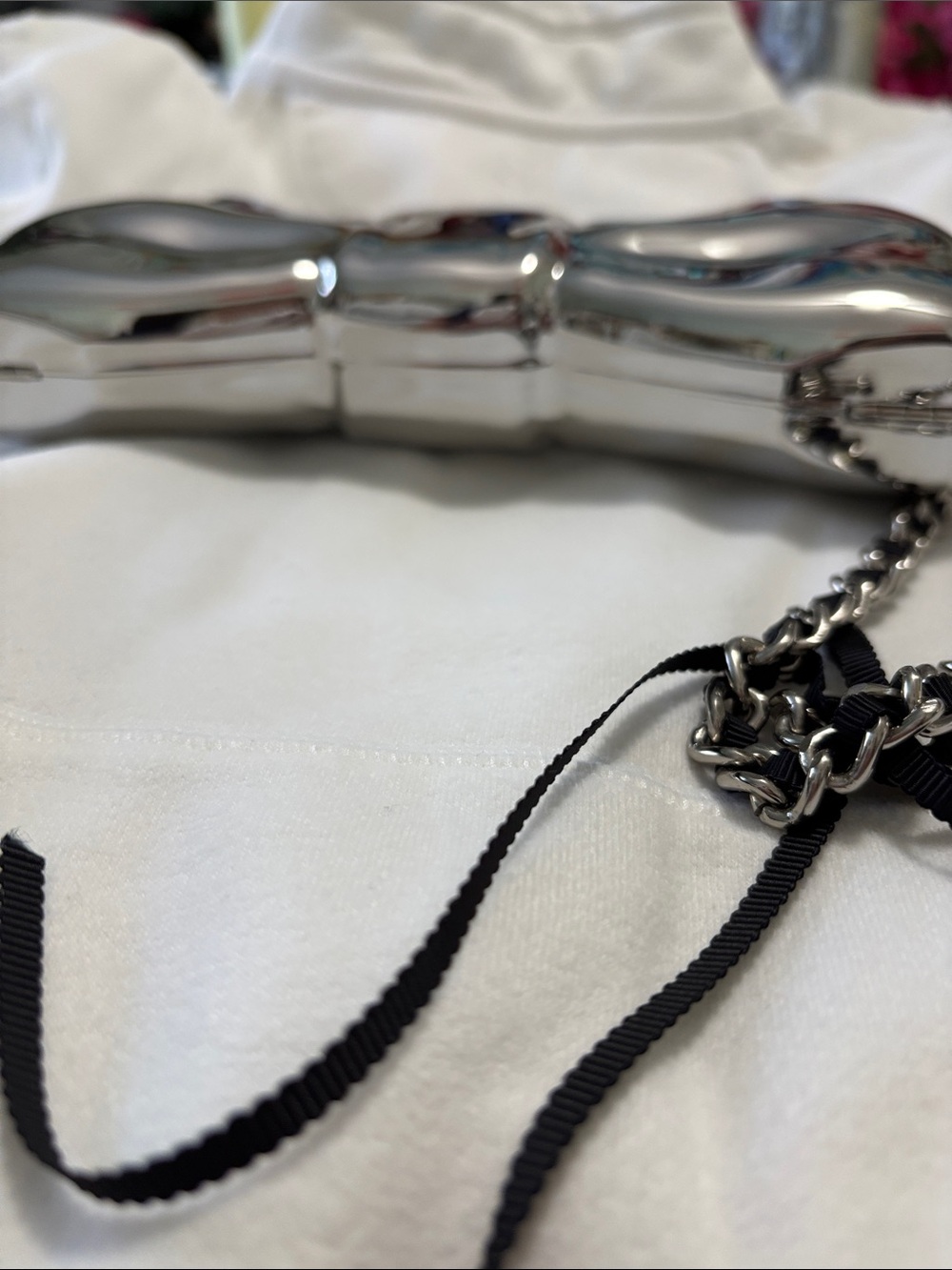 Betsey Johnson NEW Metallic Silver Bow Crossbody Bag with Chain Strap - Picture 3 of 6